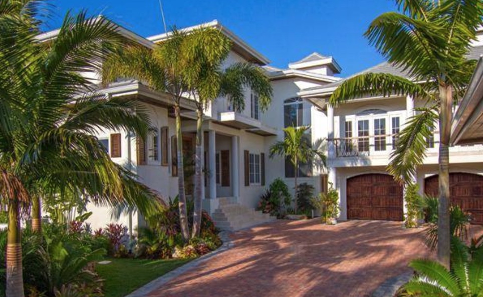 Clean luxury Florida home with well-maintained paver driveway after professional paver cleaning and sealing by Gorilla Kleen